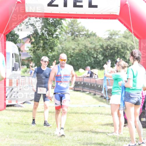21.06.2026 - 29. Vierlanden-Triathlon Andreas Tolksdorf http://msf.ph/oto/9892747 21.06.2026 13:49:37 Ziel 100, 884, 1056, 100, 884, 1056 meine-sportfotos.de