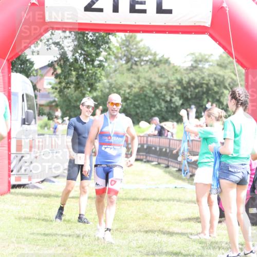 21.06.2026 - 29. Vierlanden-Triathlon Andreas Tolksdorf http://msf.ph/oto/9892751 21.06.2026 13:49:37 Ziel 100, 884, 1056, 100, 884, 1056 meine-sportfotos.de