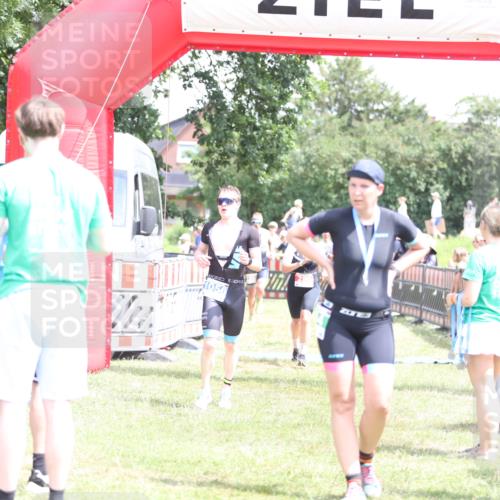 21.06.2026 - 29. Vierlanden-Triathlon Andreas Tolksdorf http://msf.ph/oto/9892759 21.06.2026 13:49:50 Ziel 280, 1056, 1063, 280, 1056, 1063 meine-sportfotos.de