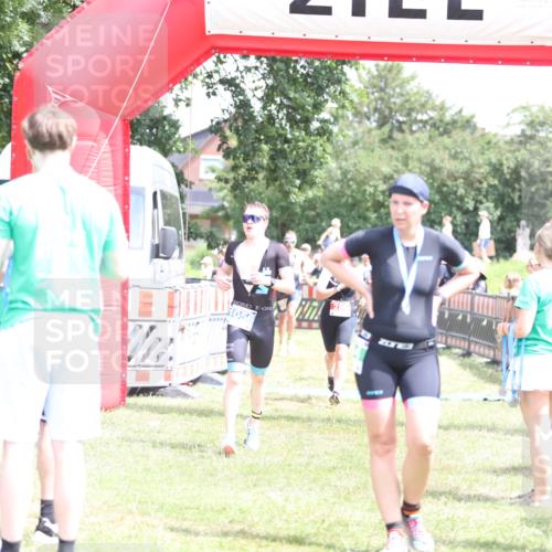 21.06.2026 - 29. Vierlanden-Triathlon Andreas Tolksdorf http://msf.ph/oto/9892760 21.06.2026 13:49:50 Ziel 280, 1056, 1063, 280, 1056, 1063 meine-sportfotos.de