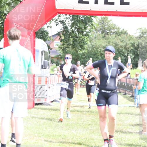 21.06.2026 - 29. Vierlanden-Triathlon Andreas Tolksdorf http://msf.ph/oto/9892761 21.06.2026 13:49:50 Ziel 280, 1056, 1063, 280, 1056, 1063 meine-sportfotos.de