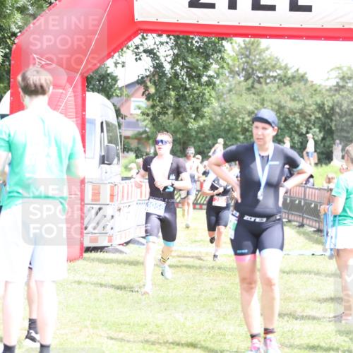 21.06.2026 - 29. Vierlanden-Triathlon Andreas Tolksdorf http://msf.ph/oto/9892762 21.06.2026 13:49:50 Ziel 280, 1056, 1063, 280, 1056, 1063 meine-sportfotos.de