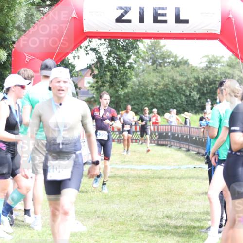 21.06.2026 - 29. Vierlanden-Triathlon Andreas Tolksdorf http://msf.ph/oto/9892912 21.06.2026 13:52:39 Ziel 120, 1029, 1092, 120, 1029, 1092 meine-sportfotos.de