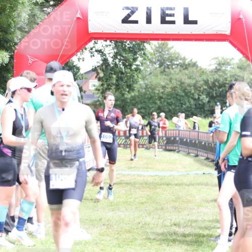 21.06.2026 - 29. Vierlanden-Triathlon Andreas Tolksdorf http://msf.ph/oto/9892913 21.06.2026 13:52:39 Ziel 120, 1029, 1092, 120, 1029, 1092 meine-sportfotos.de