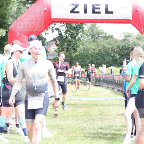 21.06.2026 - 29. Vierlanden-Triathlon Andreas Tolksdorf http://msf.ph/oto/9892914 21.06.2026 13:52:39 Ziel 120, 1029, 1092, 120, 1029, 1092 meine-sportfotos.de