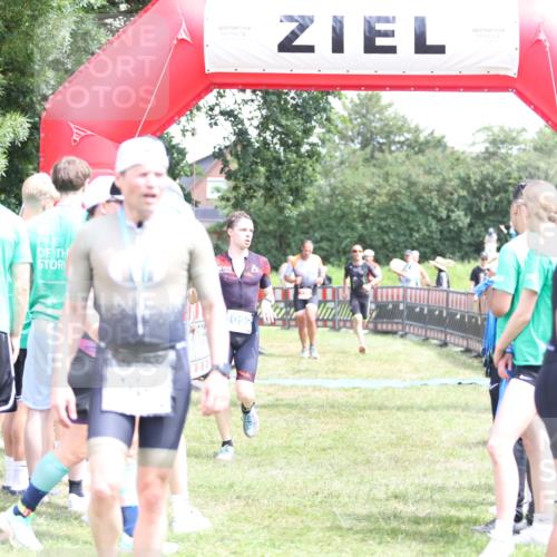 21.06.2026 - 29. Vierlanden-Triathlon Andreas Tolksdorf http://msf.ph/oto/9892917 21.06.2026 13:52:39 Ziel 120, 1029, 1092, 120, 1029, 1092 meine-sportfotos.de