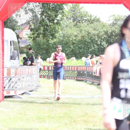 21.06.2026 - 29. Vierlanden-Triathlon Andreas Tolksdorf http://msf.ph/oto/9892984 21.06.2026 13:54:23 Ziel 905, 1048, 905, 1048 meine-sportfotos.de