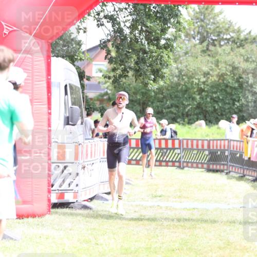 21.06.2026 - 29. Vierlanden-Triathlon Andreas Tolksdorf http://msf.ph/oto/9893016 21.06.2026 13:54:39 Ziel 1042, 1067, 1042, 1067 meine-sportfotos.de