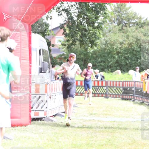 21.06.2026 - 29. Vierlanden-Triathlon Andreas Tolksdorf http://msf.ph/oto/9893018 21.06.2026 13:54:39 Ziel 1042, 1067, 1042, 1067 meine-sportfotos.de