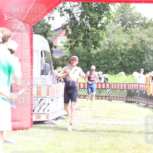 21.06.2026 - 29. Vierlanden-Triathlon Andreas Tolksdorf http://msf.ph/oto/9893019 21.06.2026 13:54:39 Ziel 1042, 1067, 1042, 1067 meine-sportfotos.de