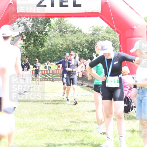 21.06.2026 - 29. Vierlanden-Triathlon Andreas Tolksdorf http://msf.ph/oto/9893049 21.06.2026 13:55:13 Ziel 816, 1025, 1035, 816, 1025, 1035 meine-sportfotos.de