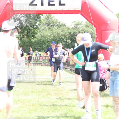 21.06.2026 - 29. Vierlanden-Triathlon Andreas Tolksdorf http://msf.ph/oto/9893051 21.06.2026 13:55:13 Ziel 816, 1025, 1035, 816, 1025, 1035 meine-sportfotos.de