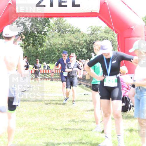21.06.2026 - 29. Vierlanden-Triathlon Andreas Tolksdorf http://msf.ph/oto/9893052 21.06.2026 13:55:14 Ziel 816, 1025, 1035, 816, 1025, 1035 meine-sportfotos.de