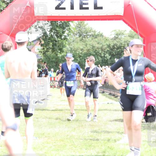 21.06.2026 - 29. Vierlanden-Triathlon Andreas Tolksdorf http://msf.ph/oto/9893055 21.06.2026 13:55:15 Ziel 816, 1025, 1035, 816, 1025, 1035 meine-sportfotos.de