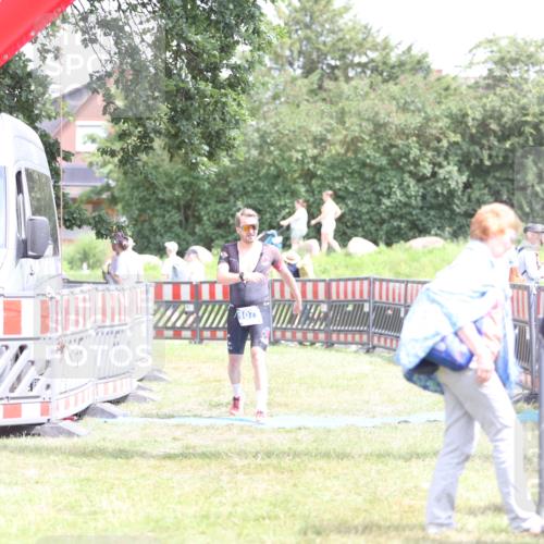 21.06.2026 - 29. Vierlanden-Triathlon Andreas Tolksdorf http://msf.ph/oto/9893163 21.06.2026 14:01:27 Ziel 1077, 1077 meine-sportfotos.de
