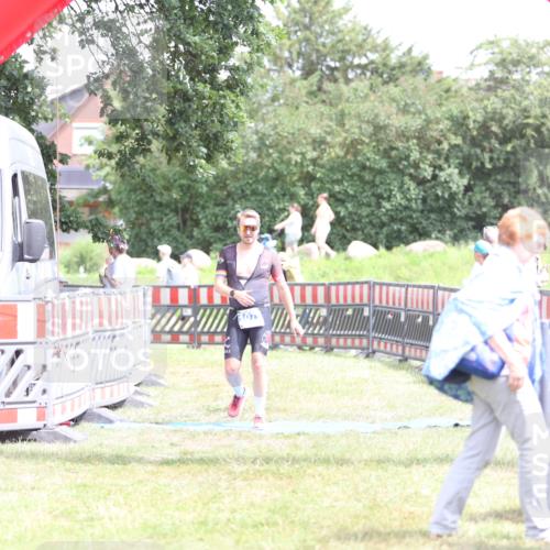 21.06.2026 - 29. Vierlanden-Triathlon Andreas Tolksdorf http://msf.ph/oto/9893166 21.06.2026 14:01:27 Ziel 1077, 1077 meine-sportfotos.de