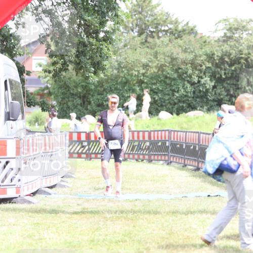 21.06.2026 - 29. Vierlanden-Triathlon Andreas Tolksdorf http://msf.ph/oto/9893168 21.06.2026 14:01:27 Ziel 1077, 1077 meine-sportfotos.de