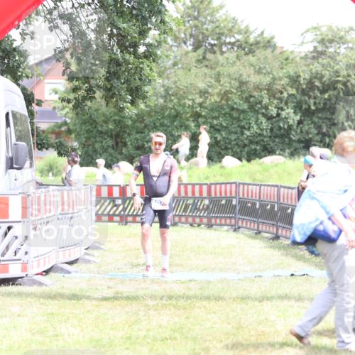 21.06.2026 - 29. Vierlanden-Triathlon Andreas Tolksdorf http://msf.ph/oto/9893169 21.06.2026 14:01:27 Ziel 1077, 1077 meine-sportfotos.de