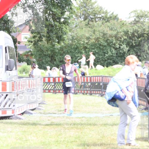 21.06.2026 - 29. Vierlanden-Triathlon Andreas Tolksdorf http://msf.ph/oto/9893173 21.06.2026 14:01:27 Ziel 1077, 1077 meine-sportfotos.de