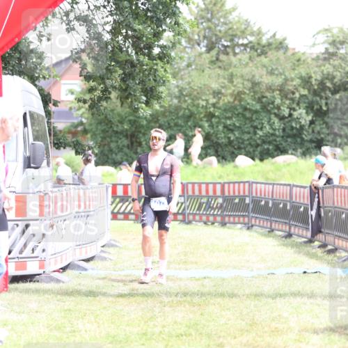 21.06.2026 - 29. Vierlanden-Triathlon Andreas Tolksdorf http://msf.ph/oto/9893176 21.06.2026 14:01:28 Ziel 1077, 1077 meine-sportfotos.de