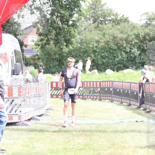 21.06.2026 - 29. Vierlanden-Triathlon Andreas Tolksdorf http://msf.ph/oto/9893177 21.06.2026 14:01:28 Ziel 1077, 1077 meine-sportfotos.de
