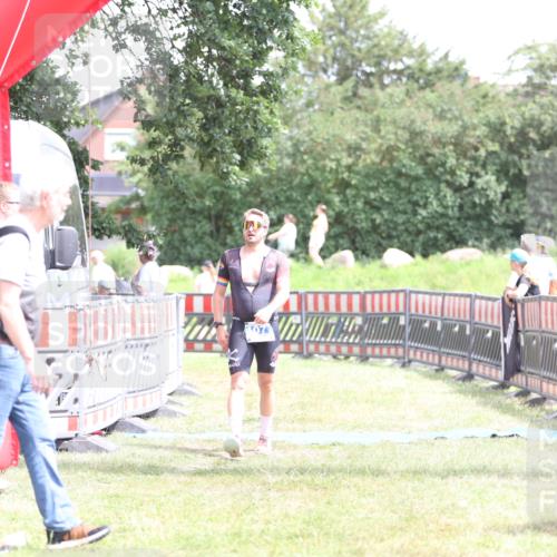 21.06.2026 - 29. Vierlanden-Triathlon Andreas Tolksdorf http://msf.ph/oto/9893179 21.06.2026 14:01:28 Ziel 1077, 1077 meine-sportfotos.de