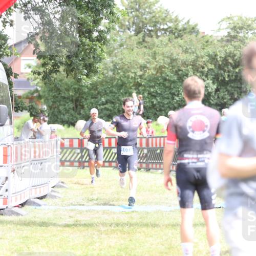 21.06.2026 - 29. Vierlanden-Triathlon Andreas Tolksdorf http://msf.ph/oto/9893208 21.06.2026 14:02:04 Ziel 632, 1075, 632, 1075 meine-sportfotos.de