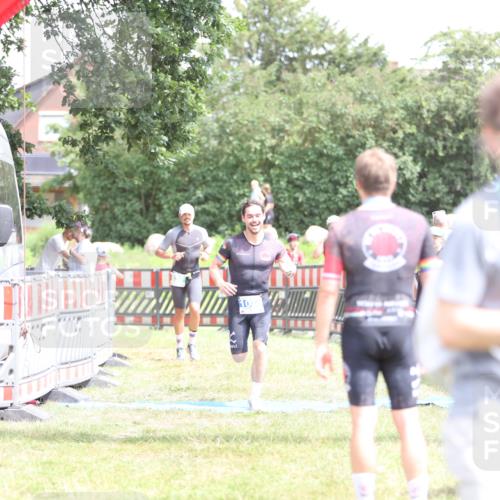 21.06.2026 - 29. Vierlanden-Triathlon Andreas Tolksdorf http://msf.ph/oto/9893210 21.06.2026 14:02:04 Ziel 632, 1075, 632, 1075 meine-sportfotos.de