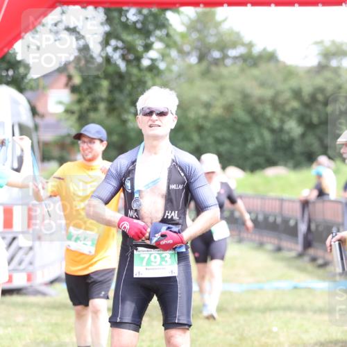 21.06.2026 - 29. Vierlanden-Triathlon Andreas Tolksdorf http://msf.ph/oto/9893268 21.06.2026 14:03:54 Ziel 860, 1078, 860, 1078 meine-sportfotos.de