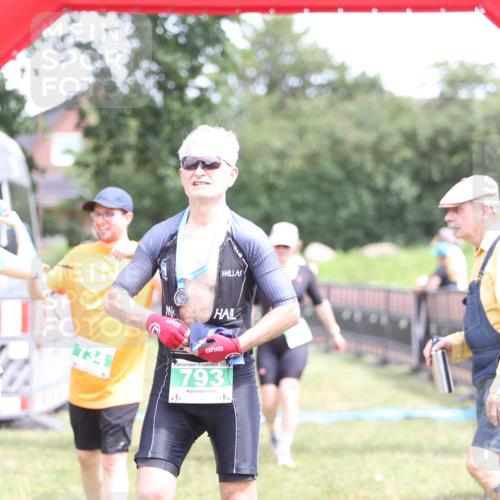 21.06.2026 - 29. Vierlanden-Triathlon Andreas Tolksdorf http://msf.ph/oto/9893271 21.06.2026 14:03:54 Ziel 860, 1078, 860, 1078 meine-sportfotos.de