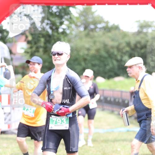 21.06.2026 - 29. Vierlanden-Triathlon Andreas Tolksdorf http://msf.ph/oto/9893275 21.06.2026 14:03:54 Ziel 860, 1078, 860, 1078 meine-sportfotos.de