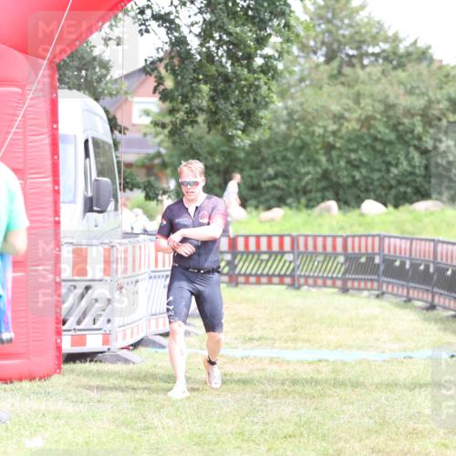 21.06.2026 - 29. Vierlanden-Triathlon Andreas Tolksdorf http://msf.ph/oto/9893291 21.06.2026 14:04:01 Ziel 274, 1078, 274, 1078 meine-sportfotos.de