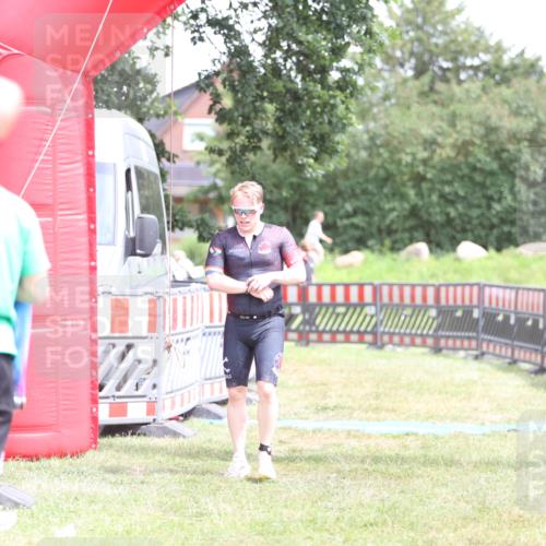 21.06.2026 - 29. Vierlanden-Triathlon Andreas Tolksdorf http://msf.ph/oto/9893295 21.06.2026 14:04:02 Ziel 274, 1078, 274, 1078 meine-sportfotos.de