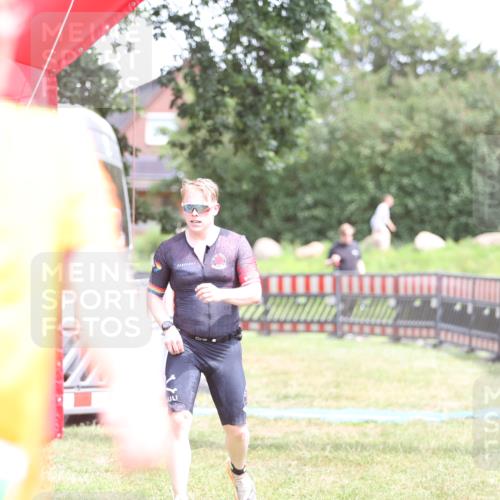 21.06.2026 - 29. Vierlanden-Triathlon Andreas Tolksdorf http://msf.ph/oto/9893300 21.06.2026 14:04:03 Ziel 274, 1078, 274, 1078 meine-sportfotos.de