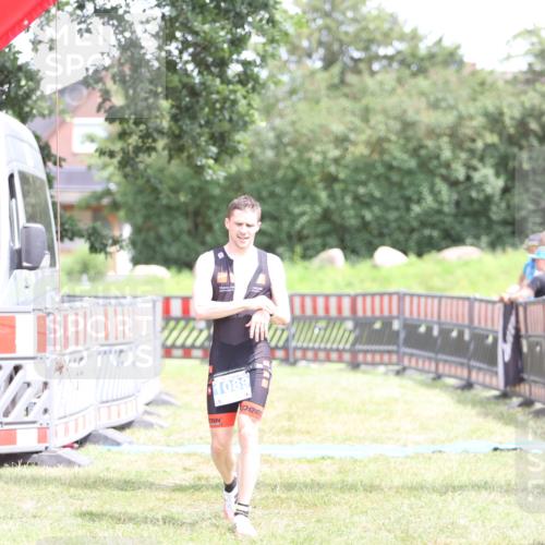 21.06.2026 - 29. Vierlanden-Triathlon Andreas Tolksdorf http://msf.ph/oto/9893342 21.06.2026 14:04:50 Ziel 1089, 1089 meine-sportfotos.de