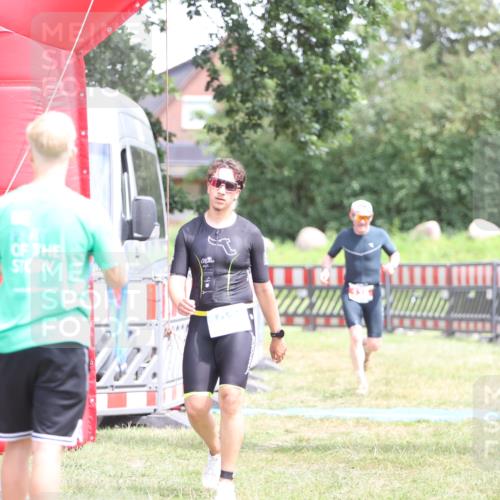 21.06.2026 - 29. Vierlanden-Triathlon Andreas Tolksdorf http://msf.ph/oto/9893359 21.06.2026 14:05:24 Ziel 138, 1030, 138, 1030 meine-sportfotos.de