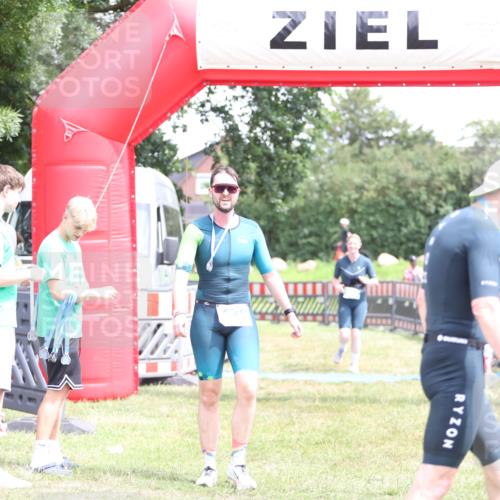 21.06.2026 - 29. Vierlanden-Triathlon Andreas Tolksdorf http://msf.ph/oto/9893375 21.06.2026 14:05:43 Ziel 866, 1038, 866, 1038 meine-sportfotos.de