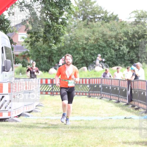 21.06.2026 - 29. Vierlanden-Triathlon Andreas Tolksdorf http://msf.ph/oto/9893402 21.06.2026 14:06:34 Ziel 748, 1073, 748, 1073 meine-sportfotos.de