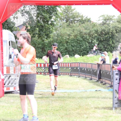 21.06.2026 - 29. Vierlanden-Triathlon Andreas Tolksdorf http://msf.ph/oto/9893412 21.06.2026 14:06:38 Ziel 180, 748, 1073, 180, 748, 1073 meine-sportfotos.de