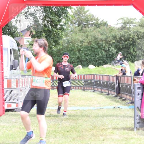 21.06.2026 - 29. Vierlanden-Triathlon Andreas Tolksdorf http://msf.ph/oto/9893420 21.06.2026 14:06:39 Ziel 180, 748, 1073, 180, 748, 1073 meine-sportfotos.de