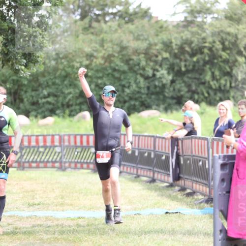 21.06.2026 - 29. Vierlanden-Triathlon Andreas Tolksdorf http://msf.ph/oto/9893441 21.06.2026 14:06:55 Ziel 71, 1057, 71, 1057 meine-sportfotos.de