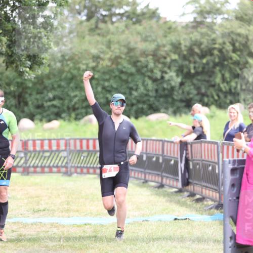 21.06.2026 - 29. Vierlanden-Triathlon Andreas Tolksdorf http://msf.ph/oto/9893443 21.06.2026 14:06:55 Ziel 71, 1057, 71, 1057 meine-sportfotos.de