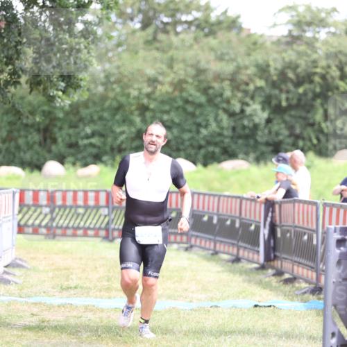 21.06.2026 - 29. Vierlanden-Triathlon Andreas Tolksdorf http://msf.ph/oto/9893444 21.06.2026 14:07:04 Ziel 1057, 1057 meine-sportfotos.de