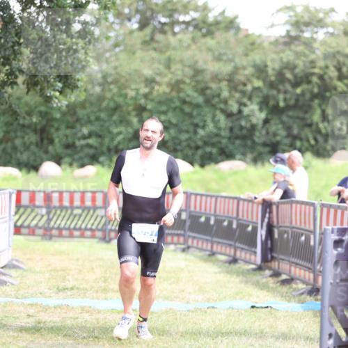 21.06.2026 - 29. Vierlanden-Triathlon Andreas Tolksdorf http://msf.ph/oto/9893445 21.06.2026 14:07:04 Ziel 1057, 1057 meine-sportfotos.de
