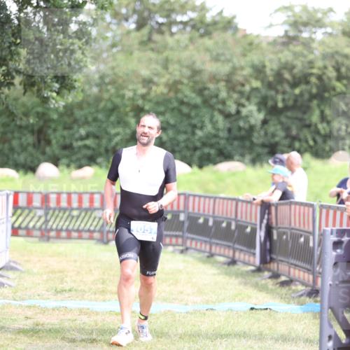 21.06.2026 - 29. Vierlanden-Triathlon Andreas Tolksdorf http://msf.ph/oto/9893446 21.06.2026 14:07:04 Ziel 1057, 1057 meine-sportfotos.de