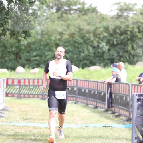 21.06.2026 - 29. Vierlanden-Triathlon Andreas Tolksdorf http://msf.ph/oto/9893448 21.06.2026 14:07:04 Ziel 1057, 1057 meine-sportfotos.de