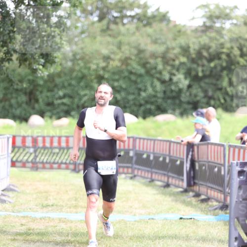 21.06.2026 - 29. Vierlanden-Triathlon Andreas Tolksdorf http://msf.ph/oto/9893449 21.06.2026 14:07:04 Ziel 1057, 1057 meine-sportfotos.de