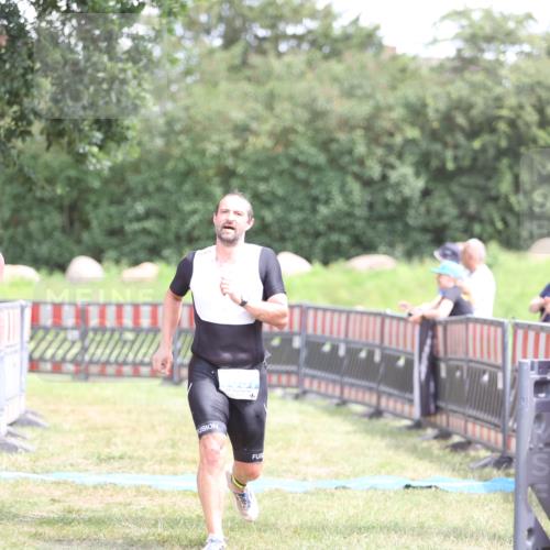 21.06.2026 - 29. Vierlanden-Triathlon Andreas Tolksdorf http://msf.ph/oto/9893450 21.06.2026 14:07:04 Ziel 1057, 1057 meine-sportfotos.de