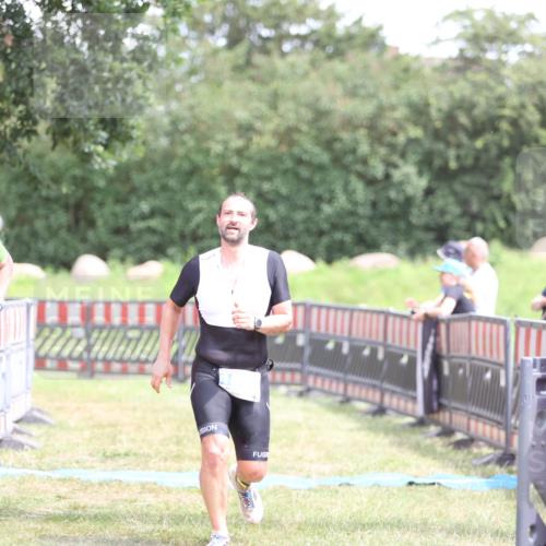 21.06.2026 - 29. Vierlanden-Triathlon Andreas Tolksdorf http://msf.ph/oto/9893451 21.06.2026 14:07:04 Ziel 1057, 1057 meine-sportfotos.de