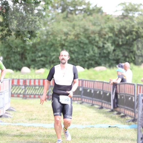 21.06.2026 - 29. Vierlanden-Triathlon Andreas Tolksdorf http://msf.ph/oto/9893452 21.06.2026 14:07:04 Ziel 1057, 1057 meine-sportfotos.de